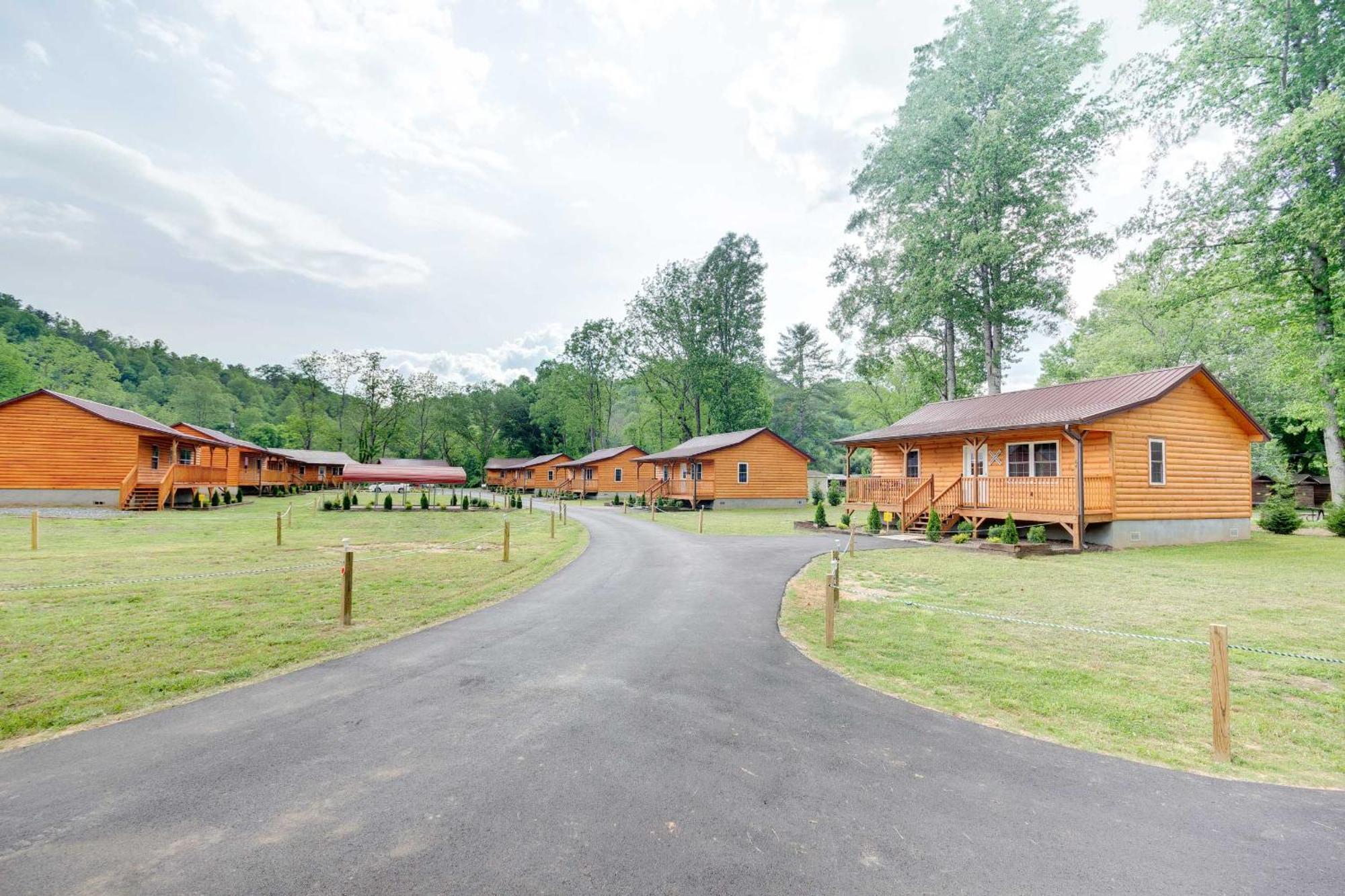 Cozy Smoky Mountain Cabin By Tuckasegee River! ブライソン・シティ エクステリア 写真
